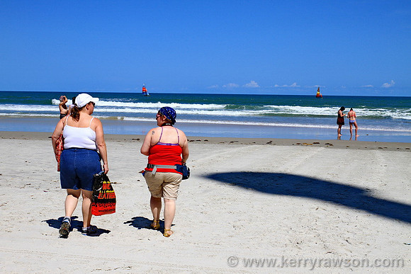 Laurali & Emma enjoy the beach