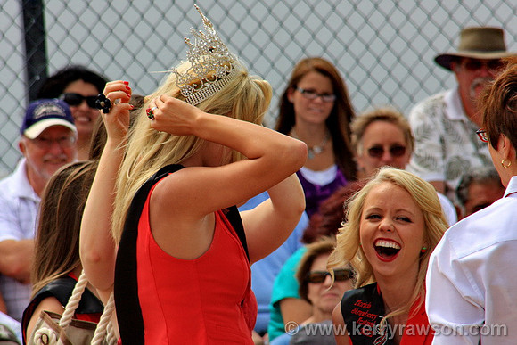 Show queen removes her crown, lol