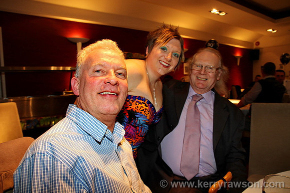 Is that a thorn between 2 roses, lol